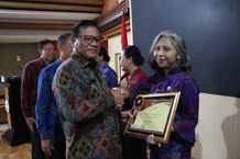Sekda Alit Wiradana Serahkan Penghargaan Pemenang Lomba Kearsipan Antar OPD di Kota Denpasar Lomba Kearsipan