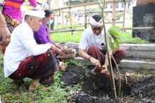 Wali Kota Jaya Negara Mendem Dasar Pembangunan Tempat Nyekah Setra Bugbug Denpasar Upakara Mendem Dasar