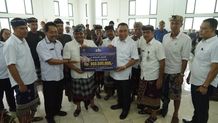 Serahkan BKK Serta Bantuan Babi Untuk Desa Adat Se-Jembrana Serahkan BKK