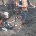Banjir Bercampur Lumpur dan Batu Terjang Balai Banjar, Satu Motor Tertimbun Pasir Banjir Lumpur