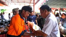 Turunkan Harga Beras, Pj Bupati Buleleng Salurkan 51 Ton Lebih Bantuan Pangan Beras