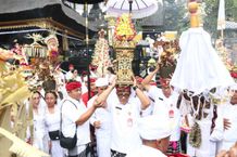 Bupati Tabanan Hadiri Penyineban Rangkaian Karya Ngenteg Linggih Pura Basukian Puseh Jagat Besakih Bupati Tabanan