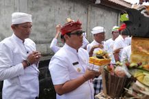 Bupati Tabanan Hadiri Rangkaian Upacara Pemelaspasan Pelinggih Pura Batur Ancak Desa Sesandan Bupati Tabanan