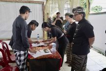 Bupati Giri Prasta Nyoblos di TPS 001 Pelaga, Wabup Suiasa dan Keluarga di TPS 017 Pecatu Bupati nyoblos