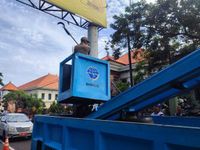 Gunakan Truck Skylift, Sinergi Pemkab Buleleng dan Bawaslu Tertibkan APK Berukuran Besar Baliho Pemilu