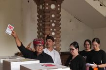 Gunakan Hak Pilih, Bupati Sanjaya Bersama Keluarga Nyoblos Pemilu 2024 di TPS 09 Dauh Pala Gunakan Hak Pilih