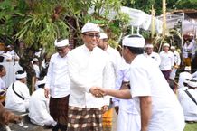 Wali Kota Jaya Negara Hadiri Upacara Melaspas dan Mecaru Rsi Gana di Pura Pasek Wangaya Kaja Upacara Melaspas