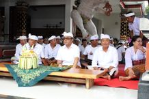Wali Kota Jaya Negara Hadiri Pemelaspasan Gedong dan Tajuk di Banjar Gunung Penatih Upacara Pemelaspasan