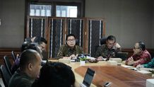 Dukung Optimalisasi Layanan Bidang Jasa Keuangan Daerah, Wawali Arya Wibawa Hadiri Rapat Evaluasi TPKAD Denpasar dengan OJK Rapat Evaluasi