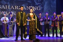 10 Pasang Finalis Unjuk Aksi di Panggung Fashion Show Serangkaian Pemilihan TTD 2024 TTD 2024