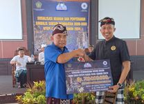 Bupati Jembrana Bantu Dana Kreativitas Seni Ogoh-Ogoh Sekaa Teruna Sambut Hari Raya Nyepi Dana Kreativitas