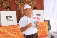 Bupati Tamba Salurkan Hak Suara di TPS 13 Kaliakah Salurkan Hak Suara
