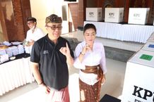 Gunakan Hak Pilih di Pemilu 2024, Wali Kota Jaya Negara di TPS 17 dan Wawali Arya Wibawa di TPS 15 pencoblosan