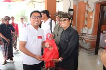 Pemkot Denpasar Bagikan 300 Paket Daging Babi Jelang Galungan, Sasar Berbagai Organisasi Masyarakat Adat Bantuan Daging Babi