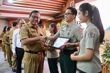 Sambut HUT Ke-236 Kota Denpasar, Sekda Alit Wiradana Serahkan Piala Lomba Final Akselerasi Pengelolaan Keuangan dan Aset Daerah Kota Denpasar Sekda Alit Wiradana