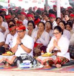 Jajaran Pemkab Tabanan Gelar Persembahyangan Bersama Tugtug Bulan Pitung Dina Karya Agung Kantor Bupati Tabanan Persembahyangan Bersama