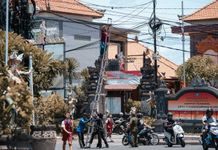 Tingkatkan Estetika, Desa Padangsambian Klod Lakukan Perapihan Kabel Fiber Optik Kabel FO