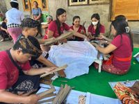 Lestarikan Keberadaan Lontar, Penyuluh Bahasa Bali Konservasi dan Identifikasi Lontar di Desa Panji Lontar