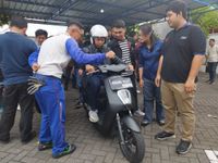 Tips #Cari_Aman Menjaga Keseimbangan saat Motor Berhenti Motor Berhenti