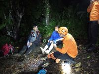 Keseleo dan Kedinginan, Pendaki Asal Singaraja Dievakuasi Basarnas dari Lereng Gunung Agung PENDAKI