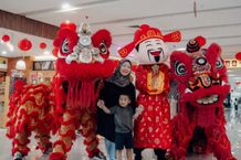 Serunya Suasana Imlek di Bandara I Gusti Ngurah Rai, Penumpang Antre Foto Bersama Barongsai SUASANA IMLEK DI BANDARA _bpn