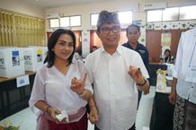 Sekda Adi Arnawa Nyoblos di TPS 009 Pecatu, Ajak Masyarakat Mewujudkan Demokrasi Berkualitas Sekda Nyoblos di Pecatu