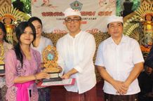Utsawa Dharma Gita dan Bulan Bahasa Bali Kota Denpasar Resmi Ditutup Serah Piala