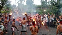 Ini Makna Tradisi Siat Api di Desa Adat Duda Karangasem Siat API