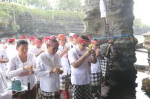 Jajaran Pemkab Tabanan Laksanakan Persembahyangan Bersama Pujawali di Pura Luhur Tanah Lot Persembahyangan Bersama