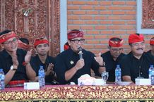 Apresiasi Kegiatan Masyarakat, Bupati Tabanan Hadiri Turnamen Ceki di Desa Tunjuk Turnamen Ceki