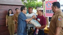 Terdampak Bencana, Puluhan Nelayan di Buleleng Dapat Bantuan Beras Beras untuk Nelayan