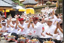 Bupati Sanjaya Hadiri Sembahyang di Pura Dalem Khayangan Kedaton Desa Adat Kukuh Kera