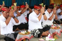 Bupati Sanjaya Sembahyang Pujawali di Pura Luhur Muncak Sari Pura Luhur Muncak Sari
