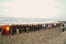 Libatkan 500 Orang, Satpol PP Badung Gelar Bersih-bersih Pantai Batu Bolong Satpol PP Badung
