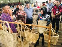 Mensos Risma Tinjau Pembuatan Slipper Hotel di Karangasem, Akan Fasilitasi Permodalan dan Pemasaran Slipper Hotel