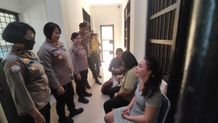 Tim Medis Polres Tabanan Laksanakan Pemeriksaan dan Pelayanan Kesehatan Keliling di Polsek Kediri Yankesling