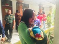Tangis Haru Warnai Penyerahan Bayi Kepada Dinsos Bali Bayi