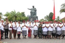 Bupati Tabanan Ikuti Rangkaian Persembahyangan Tawur Agung Kesanga di Pura Catus Pata Kota Tabanan Bupati Tabanan