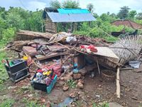 Rumah Semi Permanen di Desa Patas Roboh Saat Pemiliknya Sedang Tidur Rumah Roboh