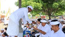 Bupati Jembrana Hadiri Upacara Melasti di Pantai Pengambengan, Tekankan Toleransi Upacara Melasti