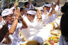 Wali Kota Jaya Negara ‘Ngaturang Bhakti Pujawali’ di Pura Luhur Uluwatu bhakti Pujawali