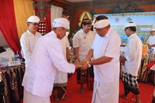 Hadiri Pengukuhan Bendesa di Tiga Desa Adat, Bupati Tamba Berpesan Agar Bertugas dengan Baik Pengukuhan Bendesa