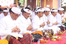 Wali Kota Jaya Negara ‘Ngaturang Bhakti Pujawali’ di Pura Agung Lokanatha Denpasar Ngaturang Bhakti Pujawali