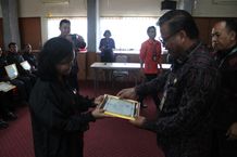 Pemkot Denpasar Berikan Penghargaan Bagi Calon Pensiunan PNS Berikan Penghargaan