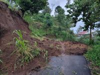 Puluhan KK Desa Ban Nyaris Terisolir Akibat Jalan Tertutup Longsor Longsor