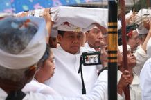 Pj Gubernur Mahendra Jaya Ikuti Prosesi Nedunang Ida Bhatara Serangkaian IBTK di Pura Agung Besakih Prosesi Nedunang Ida Bhatara