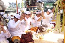 Wali Kota Jaya Negara Ngaturang Bhakti Pujawali di Pura Dalem Sakenan Sembahyang