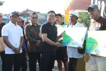 Wawali Arya Wibawa Serahkan Kartu BPJS Ketenagakerjaan Kepada 349 Orang Nelayan menyerahkan Kartu Kepesertaan BPJS