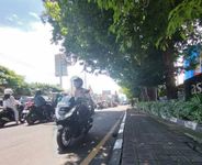 Naik Motor Saat Angin Kencang, Wajib Perhatikan Ini Agar Selalu #Cari_Aman Aman