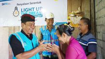 Pj Bupati Buleleng Serahkan Bantuan Kelistrikan untuk Masyarakat Kurang Mampu Bantuan Kelistrikan